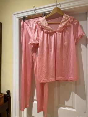 Women's Pink Short-Sleeve Two-Piece Pajama Set with Ruffle Collar